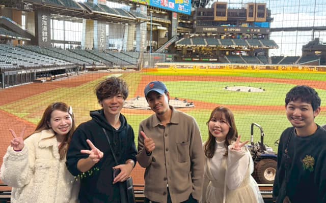 野球観戦を楽しむスタッフ