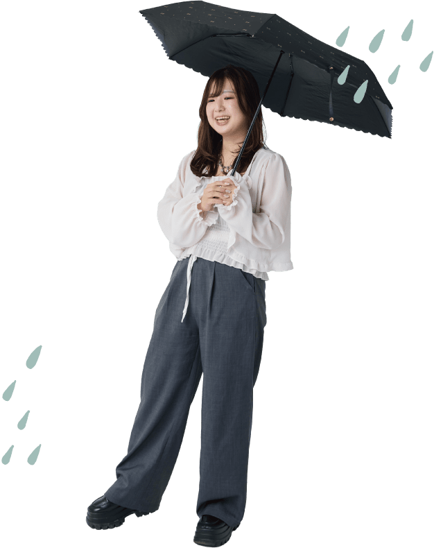 傘をさすスタッフ