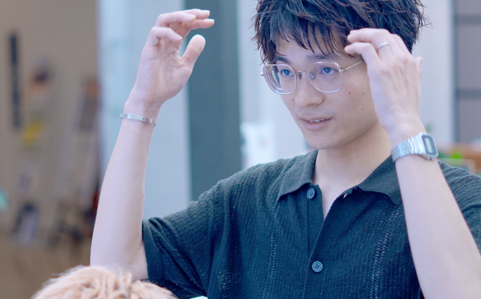 お客様のヘアセットをする間井谷 勇生