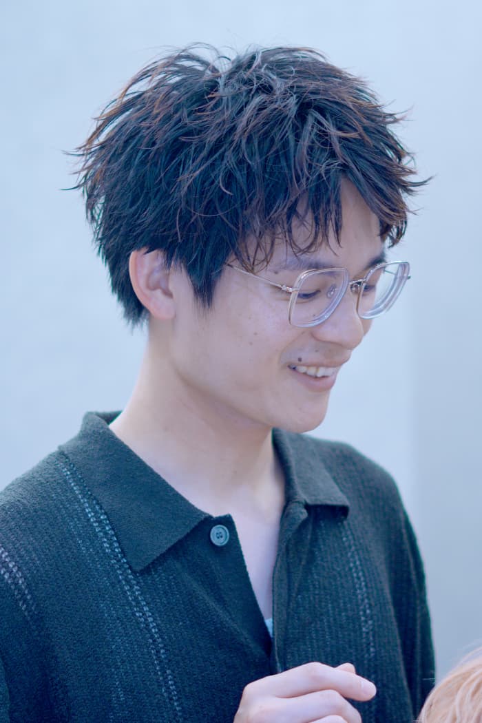 サロンで微笑む間井谷 勇生