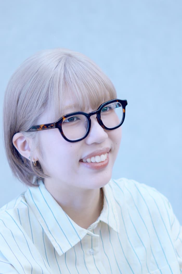 サロンで微笑む菜里